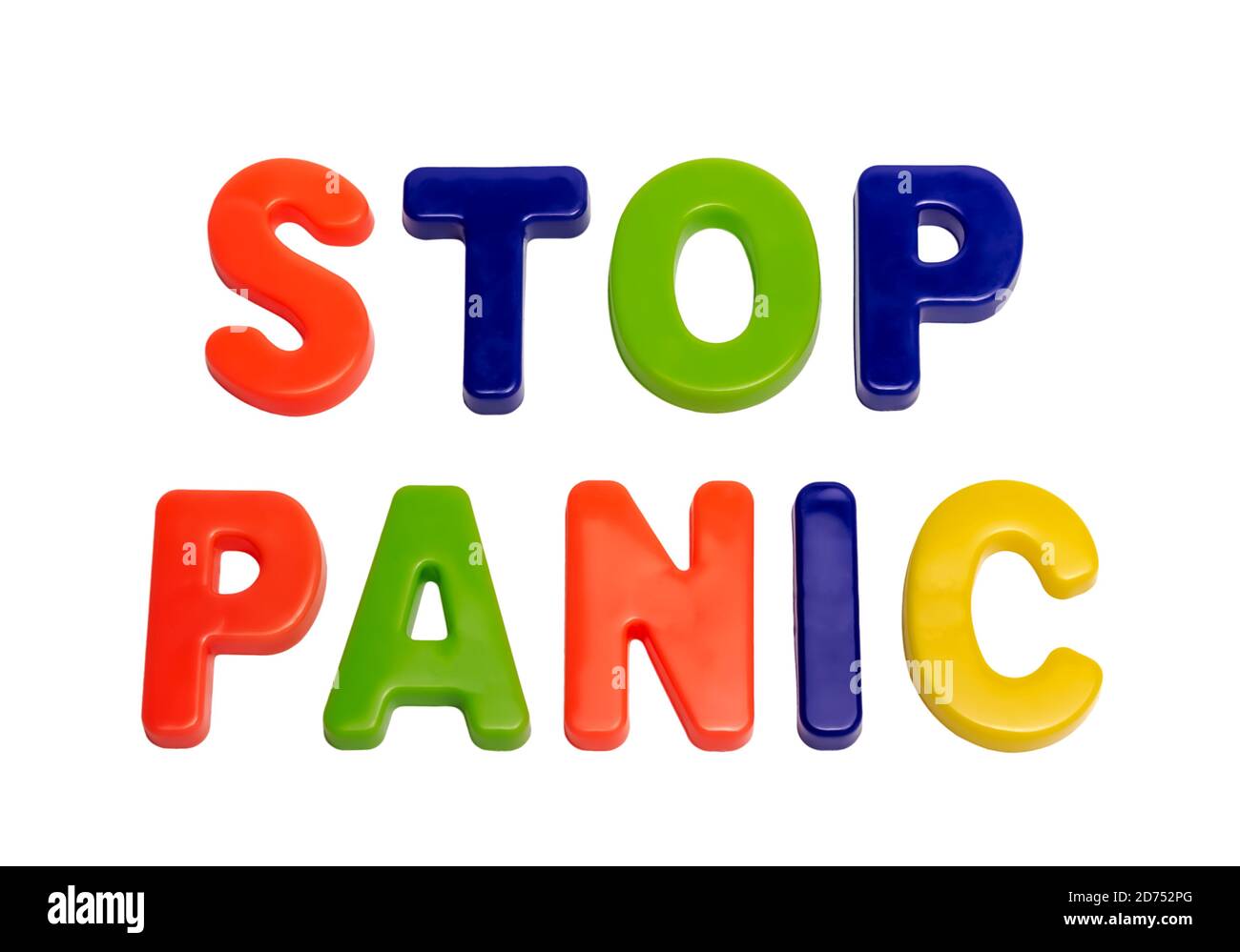 Coronavirus pandemico, testo STOP PANICO su sfondo bianco. Un appello alla gente non al panico durante una pandemia globale. COVID-19 è il nuovo nome ufficiale Foto Stock