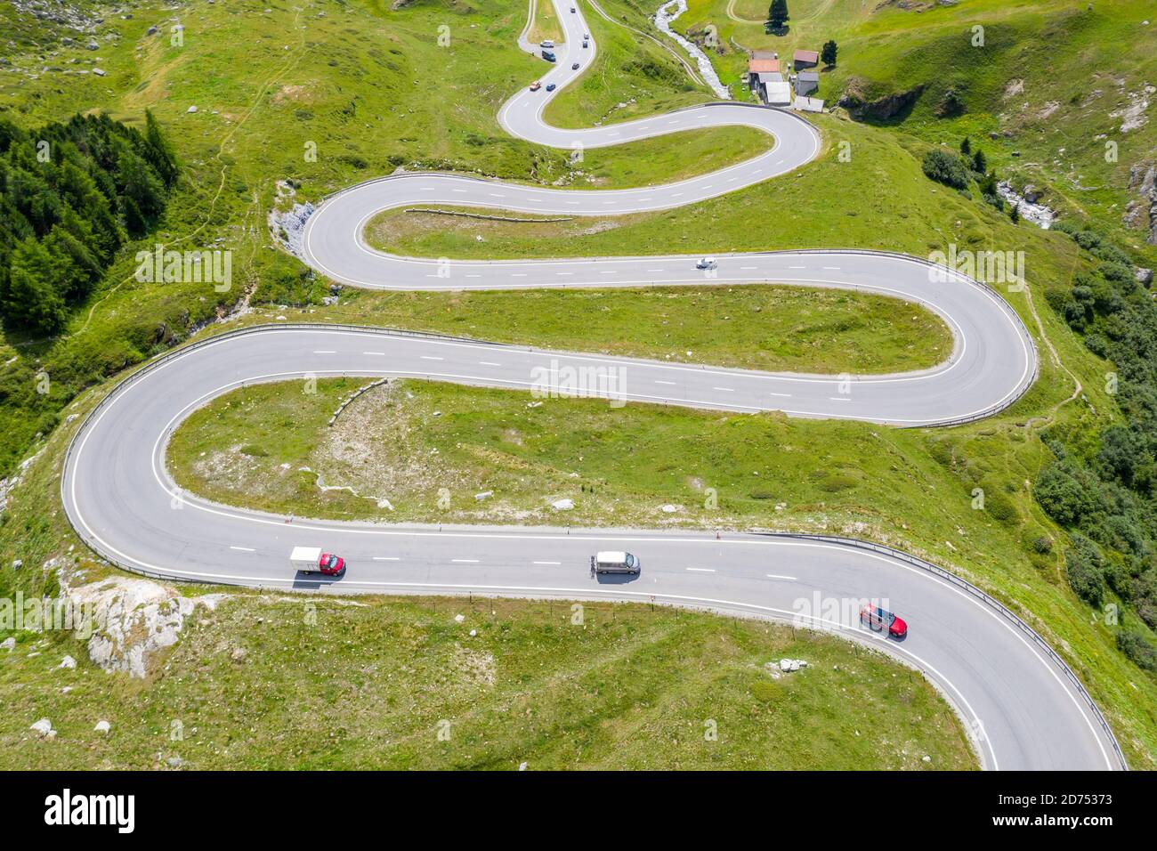 Splendida vista aerea sulle curve del passo di Julier, Svizzera Foto Stock