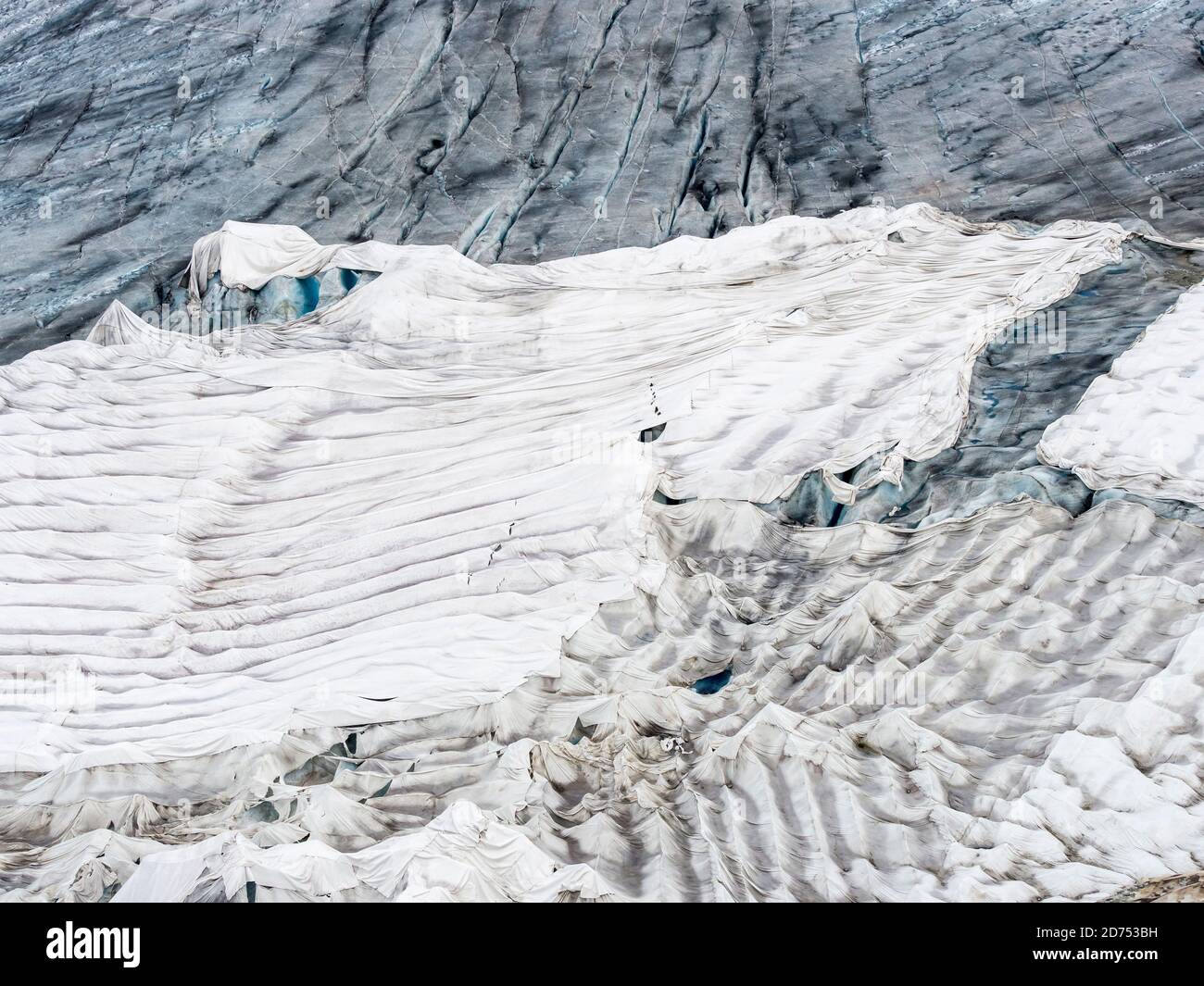 Ghiacciaio del Rodano ricoperto di fogli per proteggere il ghiaccio dalla fusione sopra la grotta del ghiacciaio, Belvedere, Svizzera Foto Stock