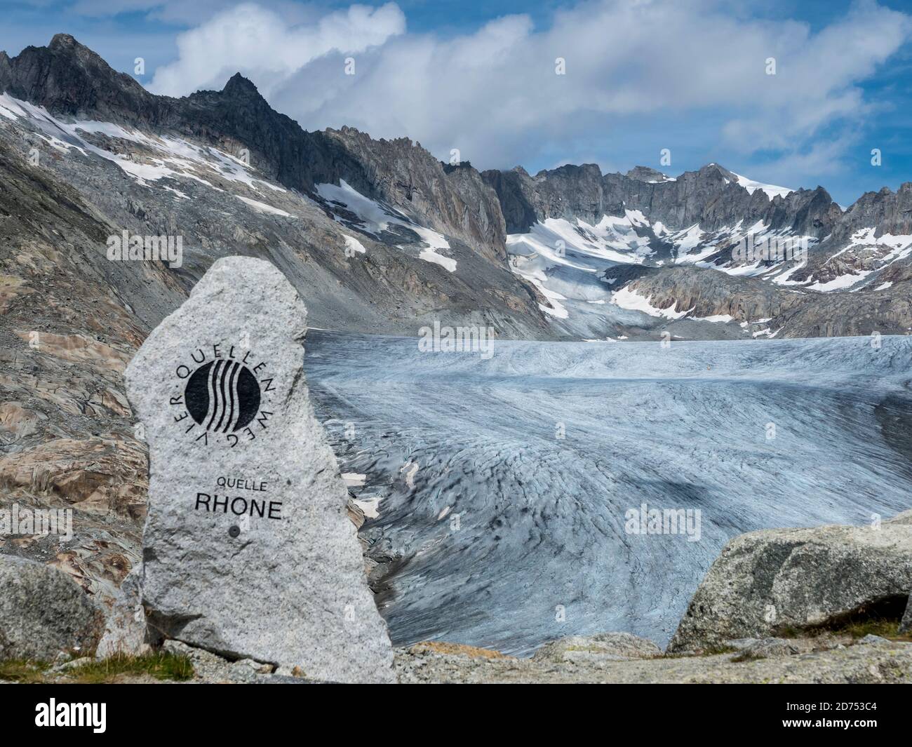 Monumento sopra il ghiacciaio del Rodano, per segnare la sorgente del fiume Rodano, Svizzera. Foto Stock
