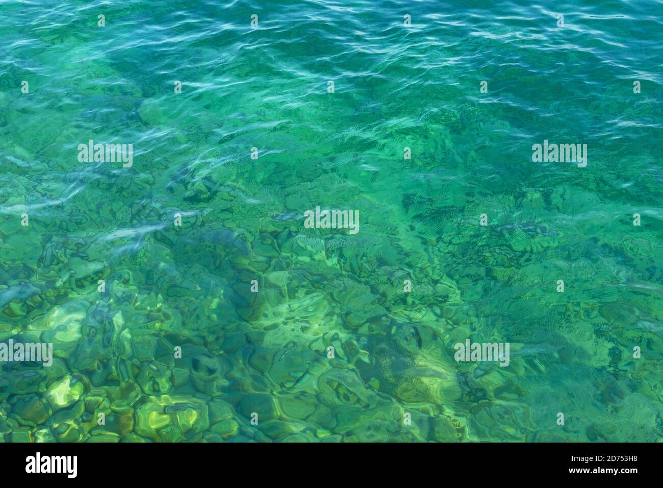 Verde blu trasparente acqua di mare texture. Oceano acqua di fondo. Concetto di vacanza estiva. Foto Stock