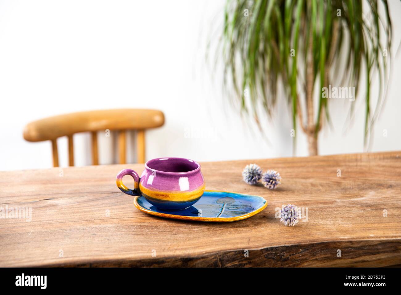 tazze di caffè su un tavolo di legno Foto Stock