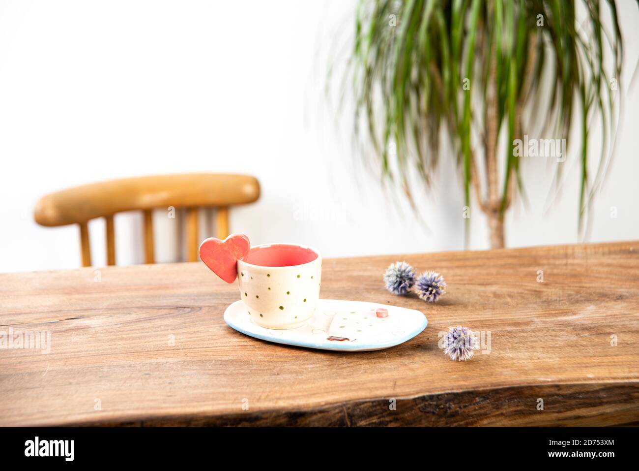 tazze di caffè su un tavolo di legno Foto Stock
