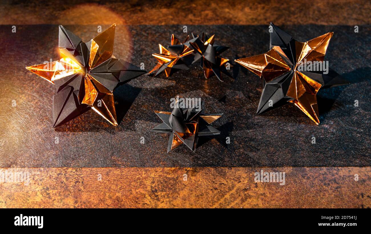 Artigianato - stelle di carta in nuovi colori. Lamina color rame e carta nera come 6 stelle appuntite e Fröbelstars. Bronzo e nero come nuovi colori nella Foto Stock