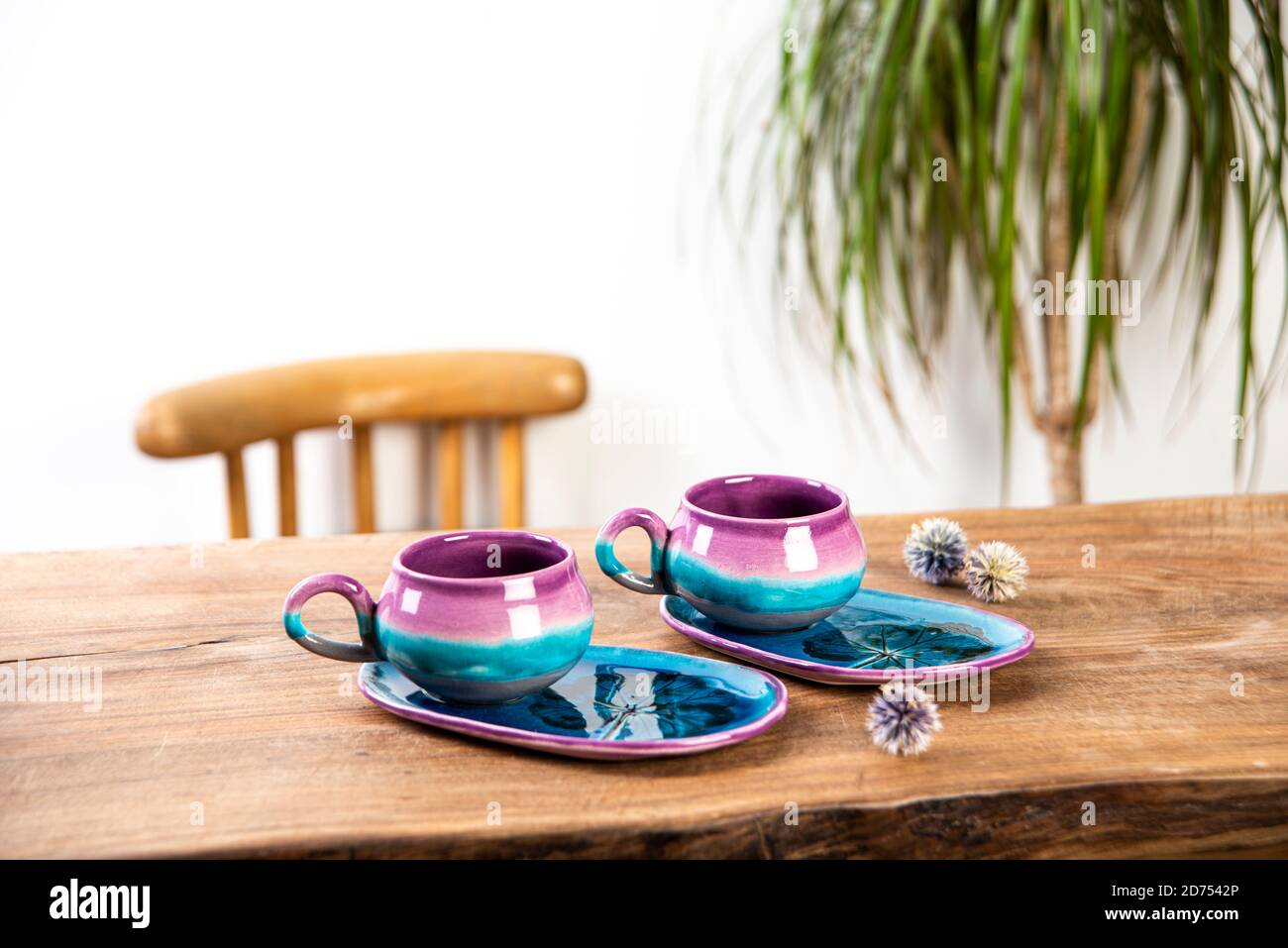 tazze di caffè su un tavolo di legno Foto Stock