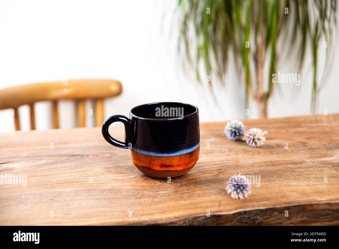tazza di caffè in porcellana su tavolo da tè in legno Foto Stock