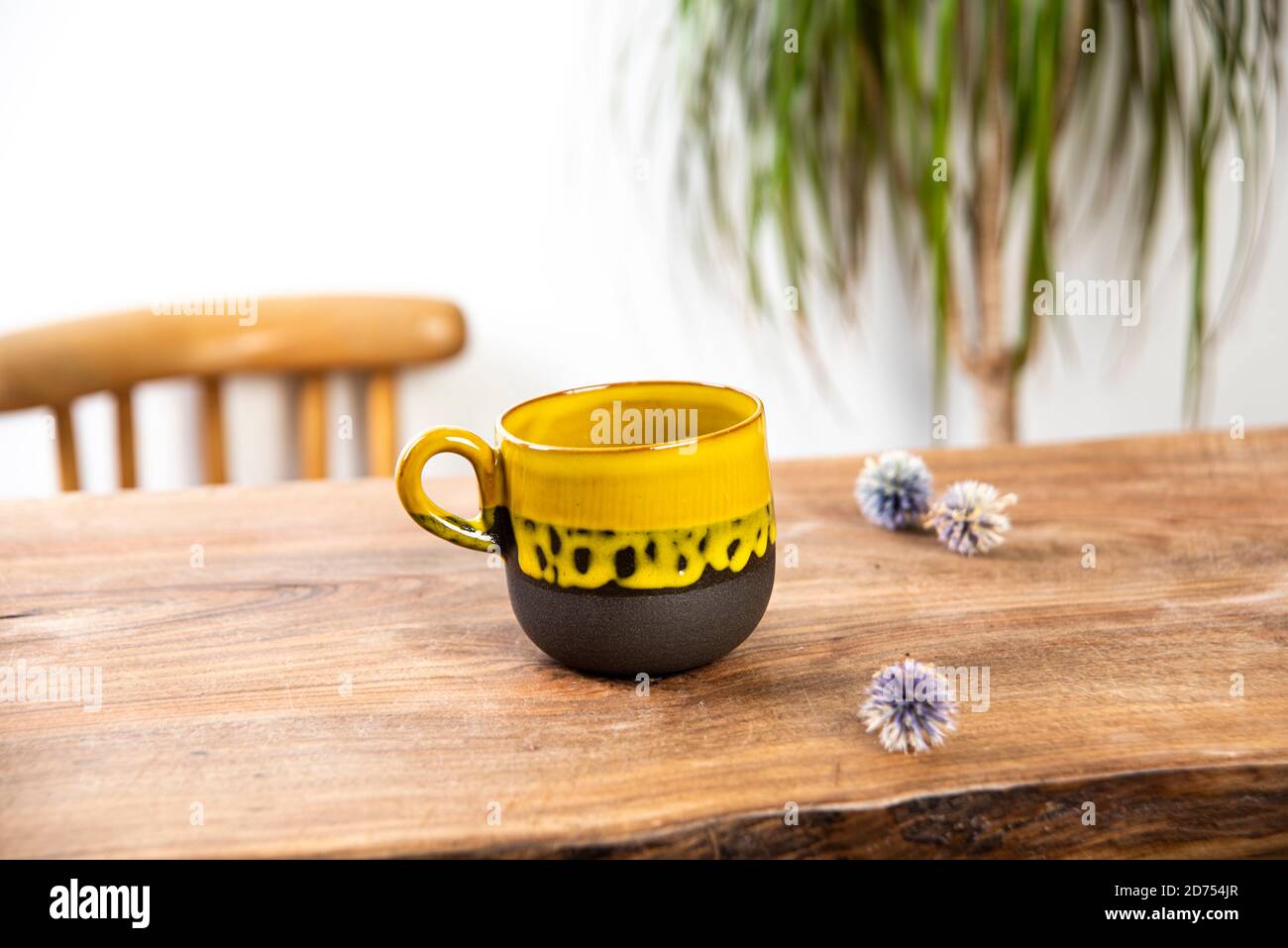 tazza di caffè su un tavolo rustico Foto Stock