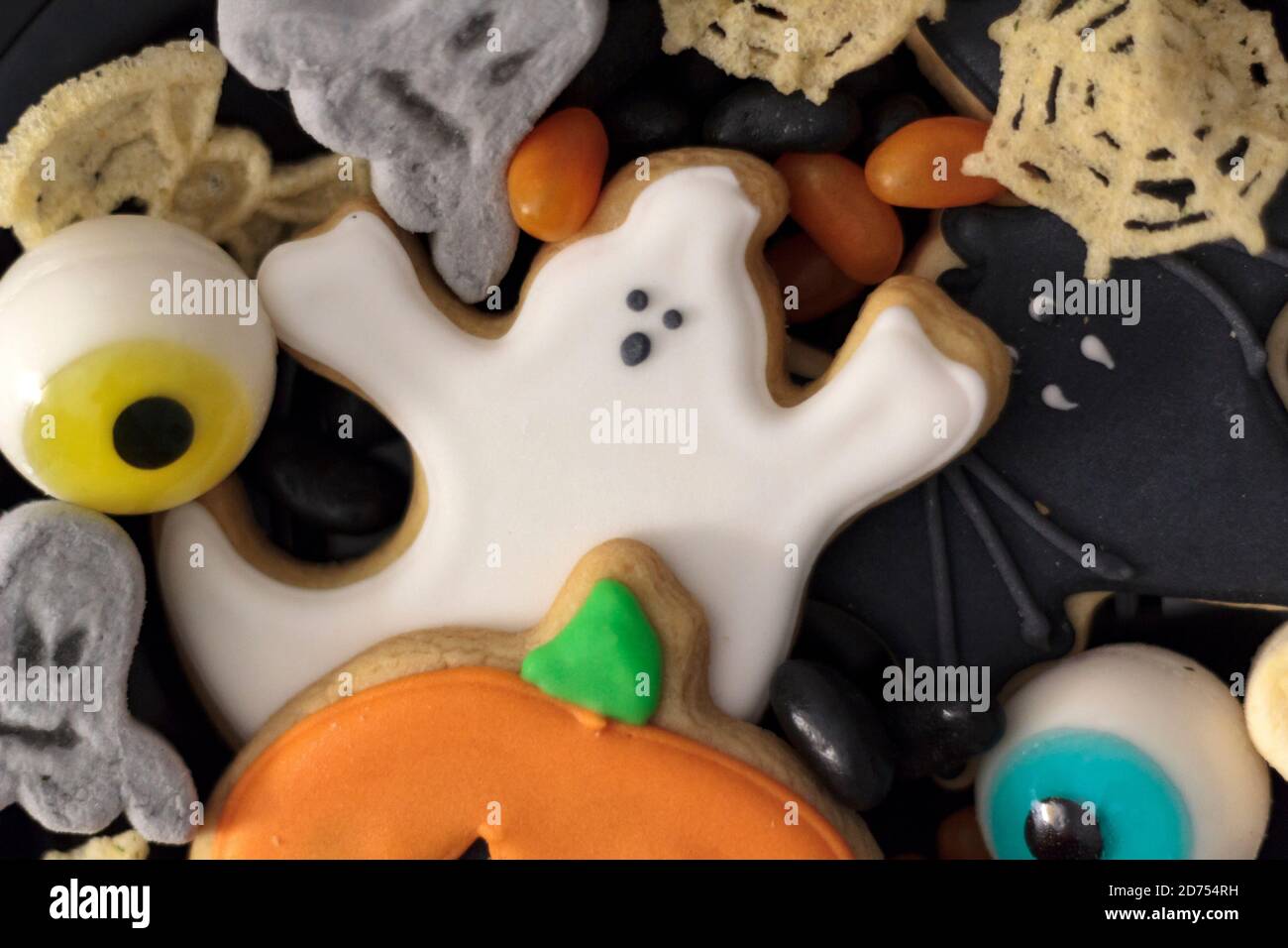 Cornice completa di Halloween treats. Vista dall'alto Foto Stock