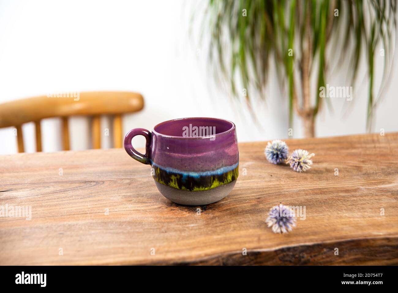 tazza di caffè su un tavolo rustico Foto Stock