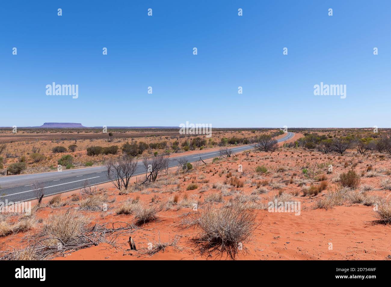 Una vista dalla Lasseter Highway del Monte Connor nel territorio del Nord, Australia Foto Stock