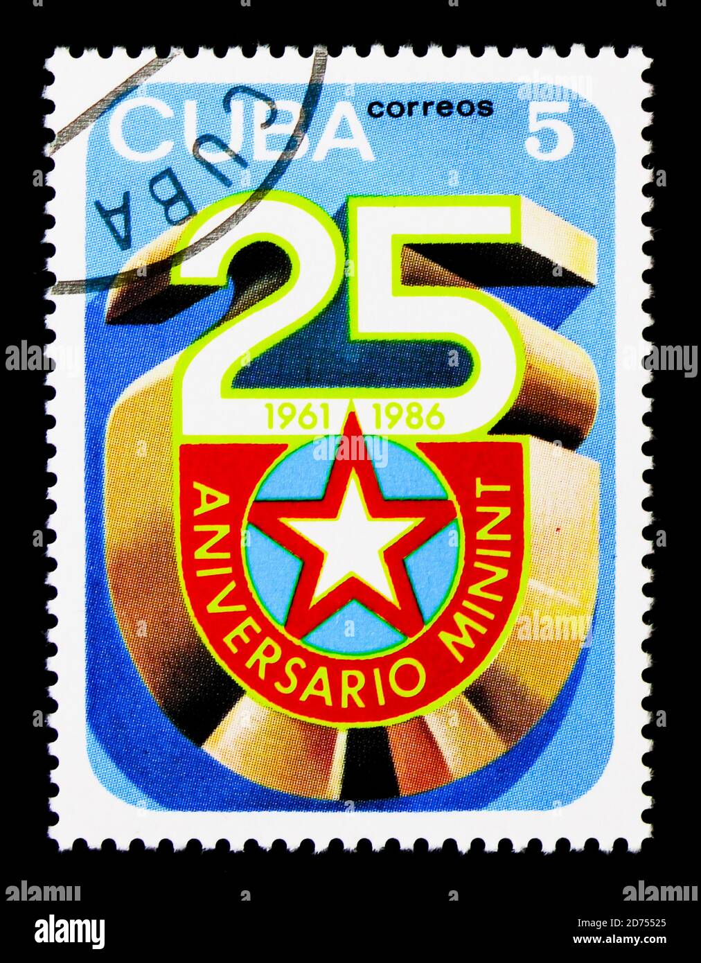 MOSCA, RUSSIA - 25 NOVEMBRE 2017: Un francobollo stampato a Cuba mostra emblema, 25 anni serie, circa 1986 Foto Stock
