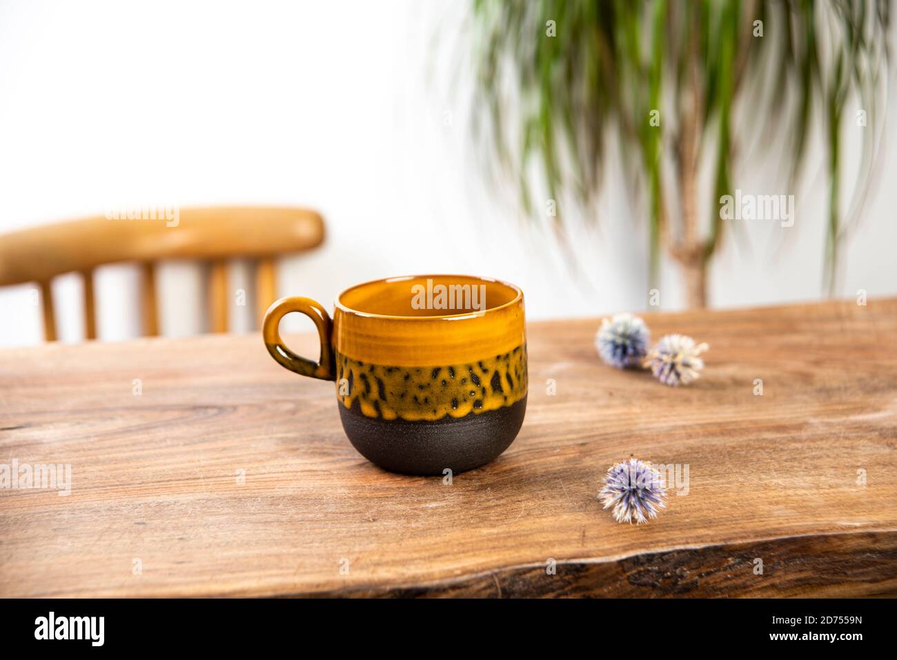 tazza di caffè in porcellana su tavolo rustico Foto Stock