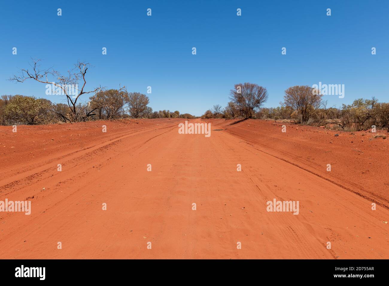 Una strada sterrata nel centro rosso dell'entroterra australiano, territorio del Nord, Australia. Foto Stock