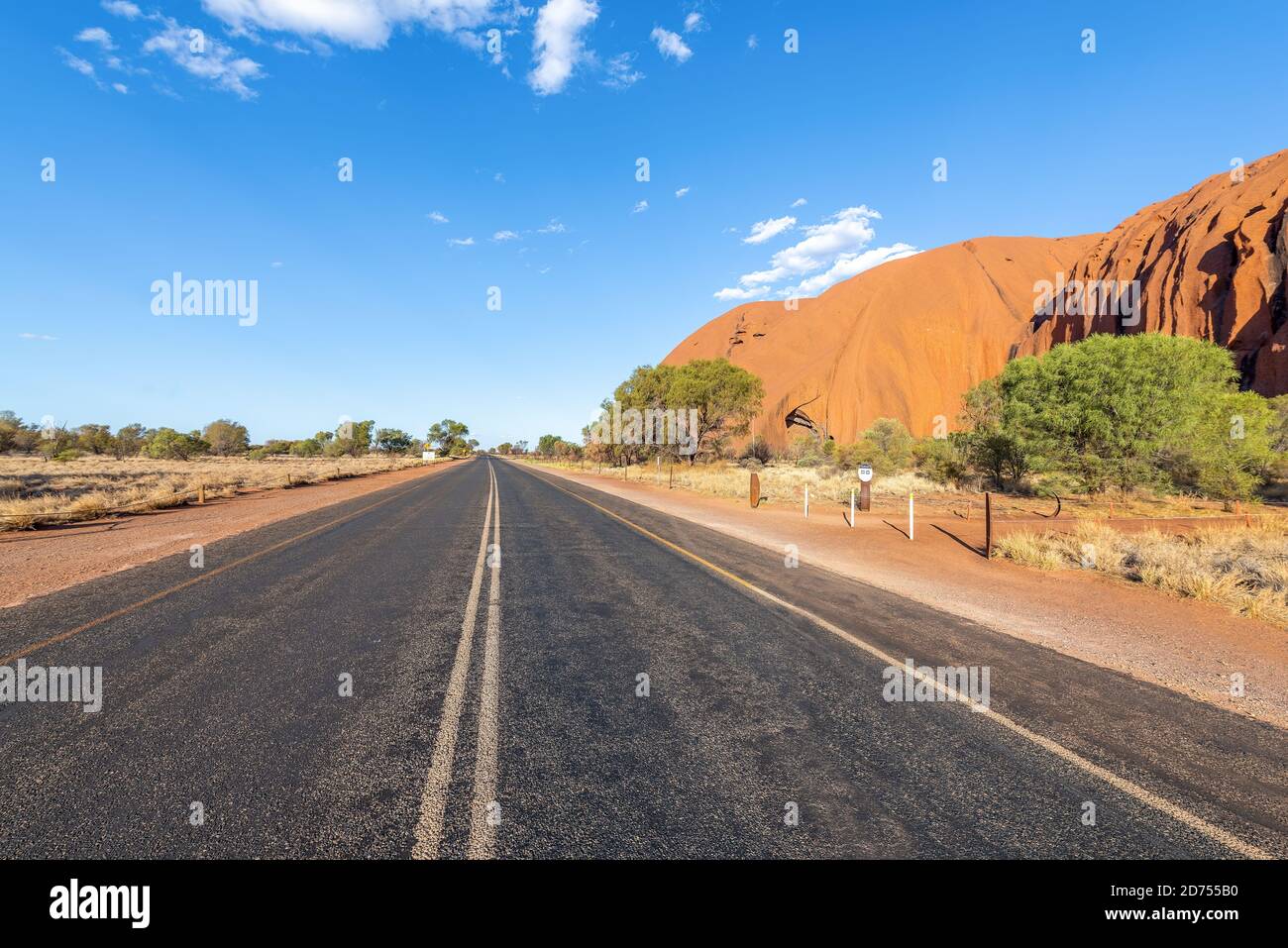 Uluru, nel territorio del Nord dell'Australia. Un luogo sacro al popolo Anangu locale e adorato da fotografi, è anche un sito patrimonio dell'umanità dell'UNESCO Foto Stock
