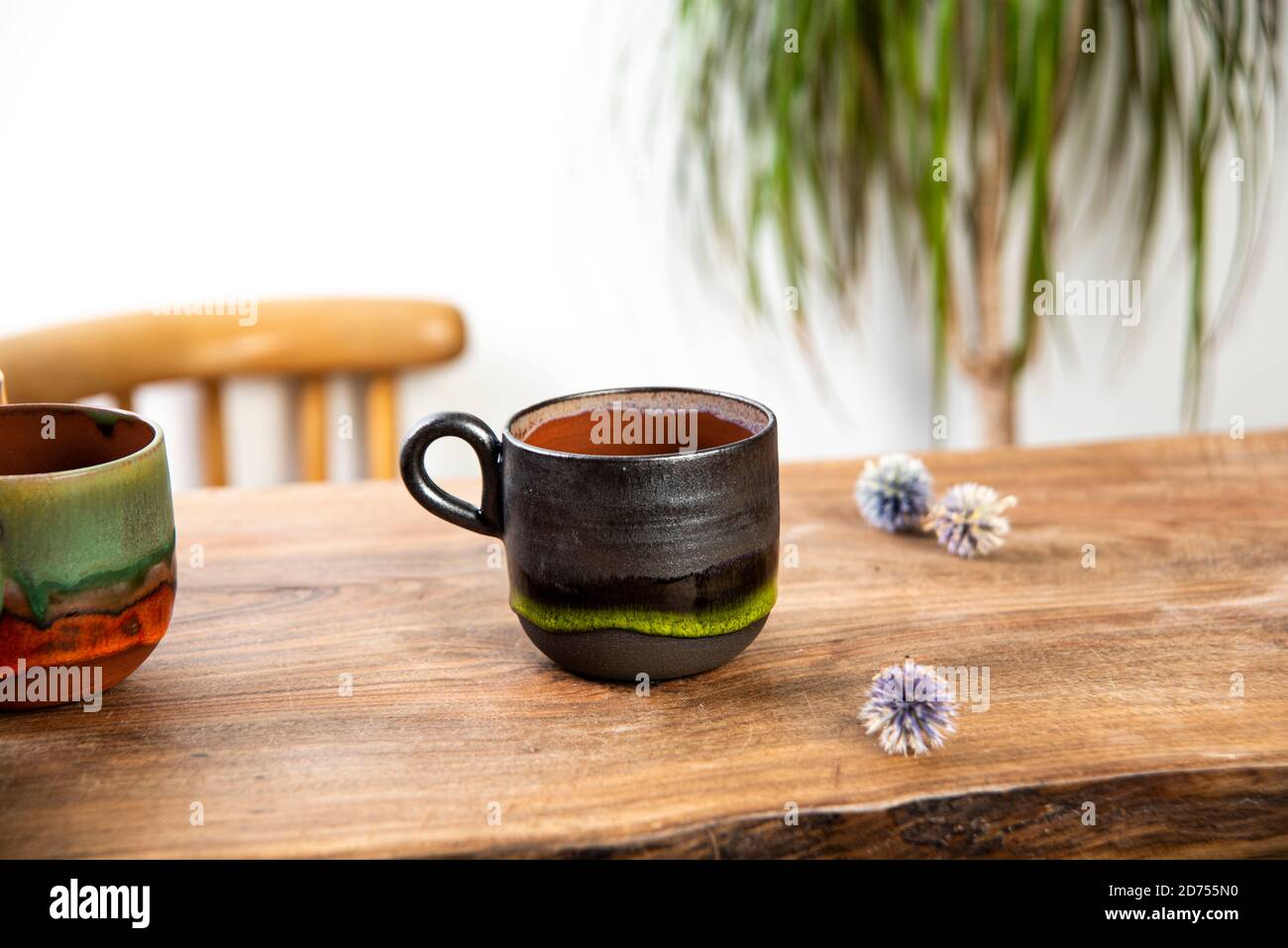 tazza di caffè in porcellana su tavolo da tè in legno Foto Stock