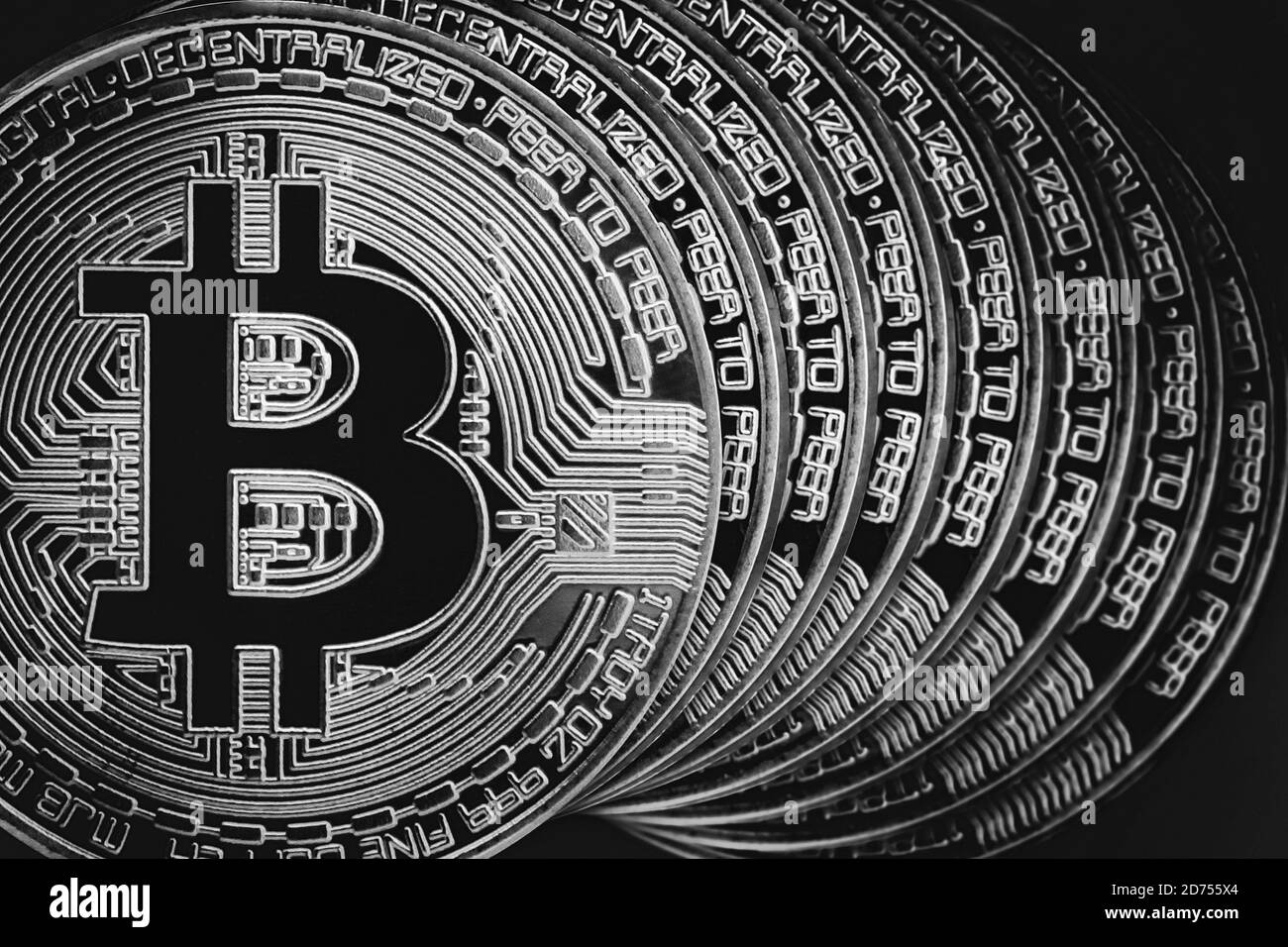 Concetto di criptovaluta. Andamento dei tassi di cambio bitcoin. Aumento e caduta di bitcoin. Foto Stock