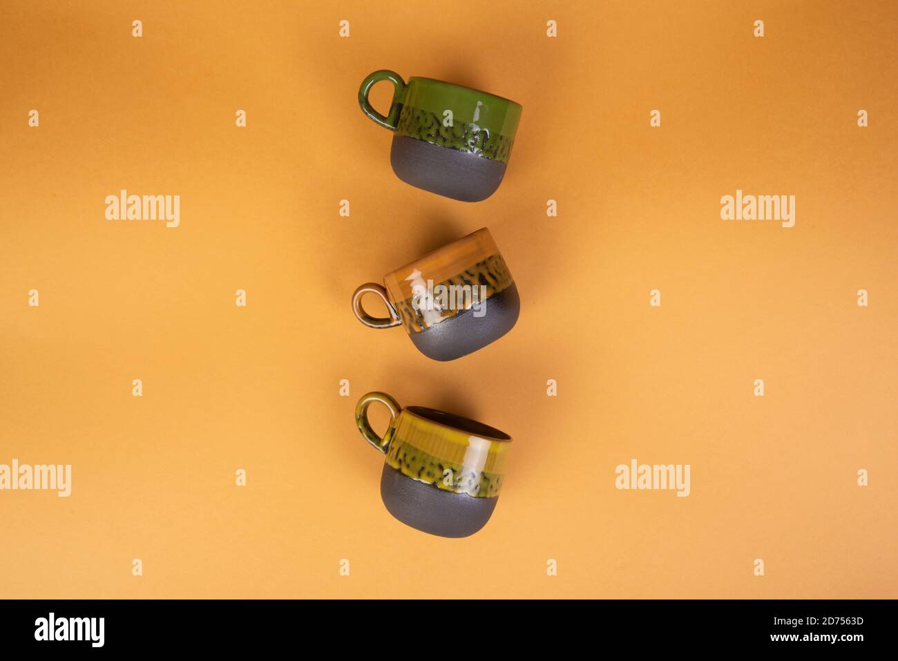 tazze di caffè in porcellana su sfondo giallo Foto Stock