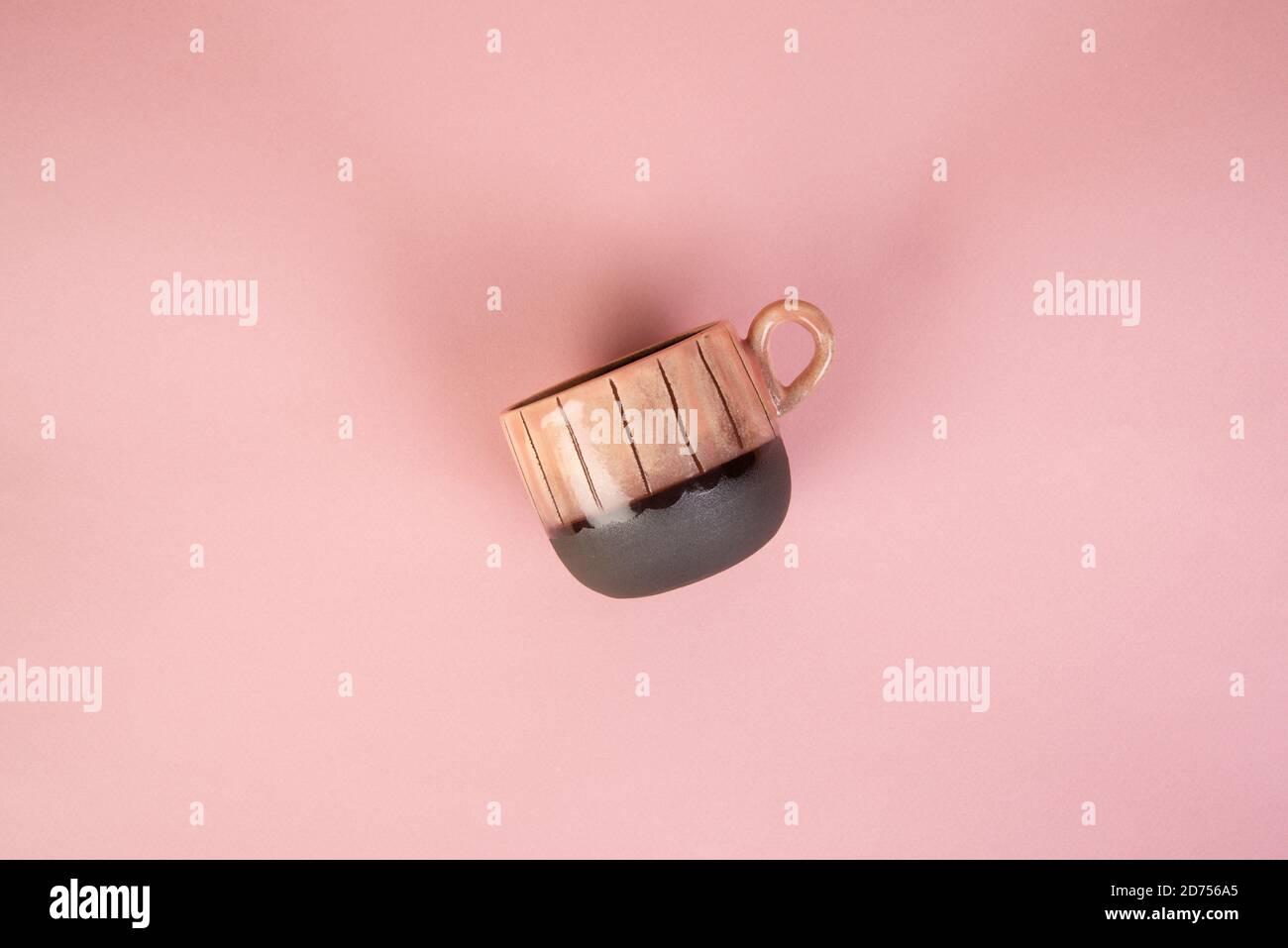 tazza di caffè in porcellana su sfondo rosa Foto Stock