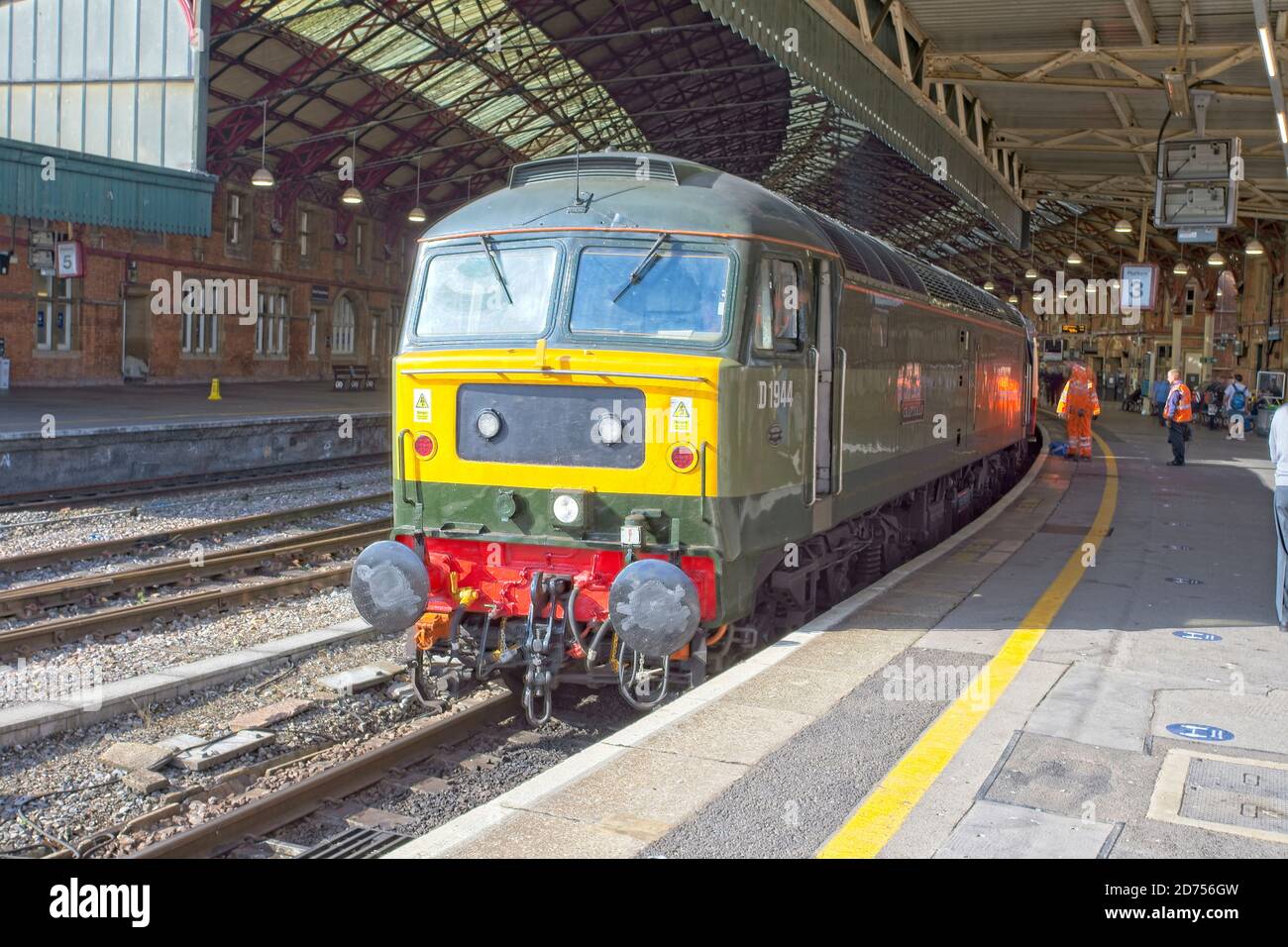 Locomotiva diesel conservata, D1944 "Craftsman" alla stazione di Bristol Templemeads durante un Saphos Trains Pembroke Coast Express tour, 29/7/2020. Foto Stock