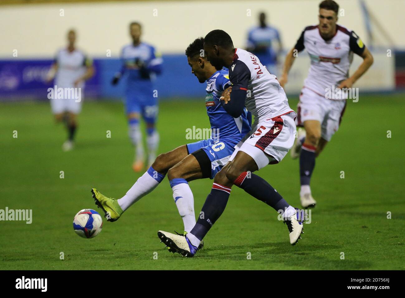 BARROW, INGHILTERRA. 20 OTTOBRE Dior Angus di Barrow in azione con Ricardo Santos di Bolton durante la partita Sky Bet League 2 tra Barrow e Bolton Wanderers presso la Holker Street, Barrow-in-Furness martedì 20 ottobre 2020. (Credit: Mark Fletcher | MI News) CORREZIONE TITOLO: MI News & Sport /Alamy Live News Foto Stock