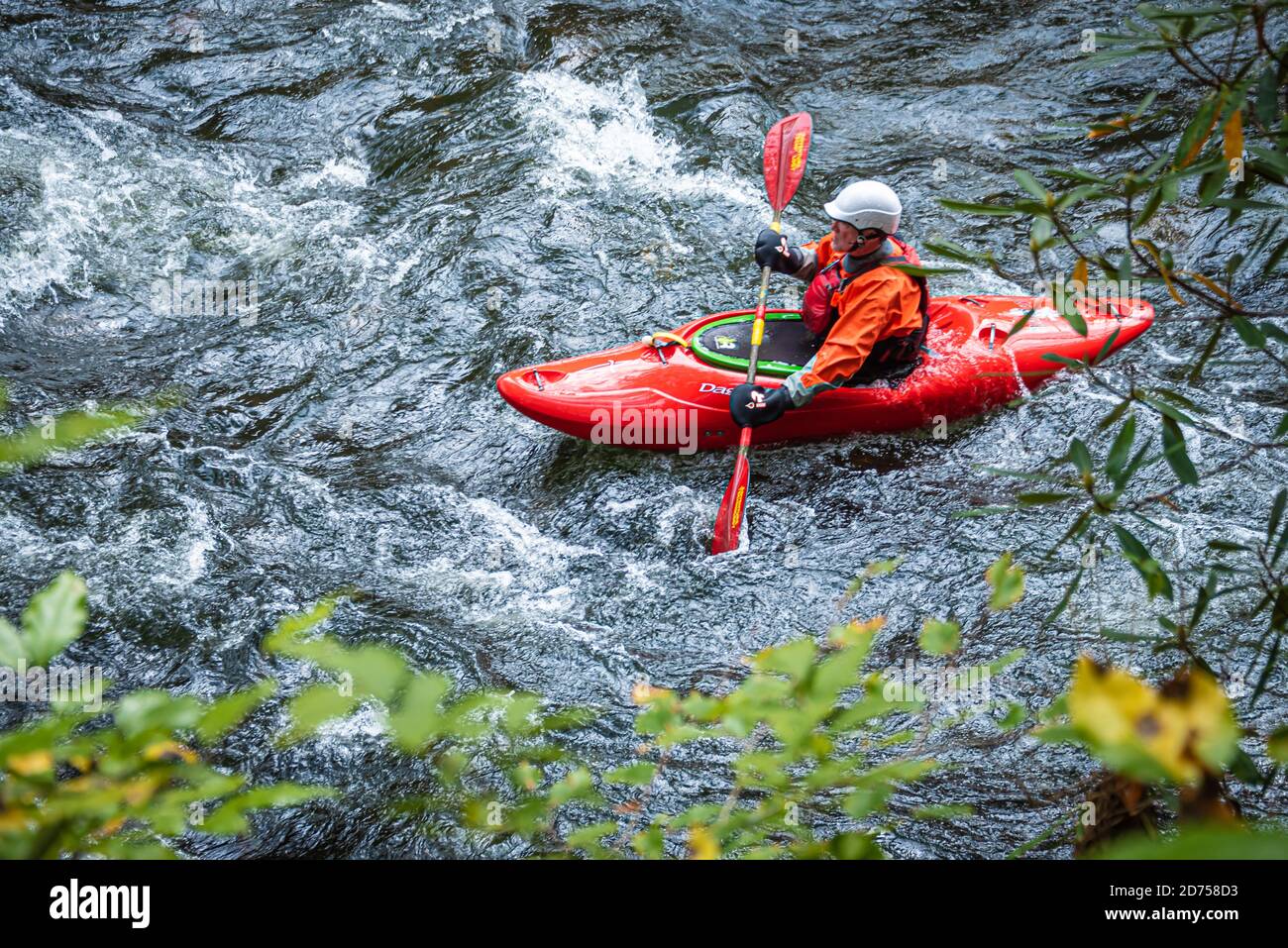 Kayak navigando il fiume Nantahala nella gola di Natahala vicino a Bryson City, Carolina del Nord. (STATI UNITI) Foto Stock