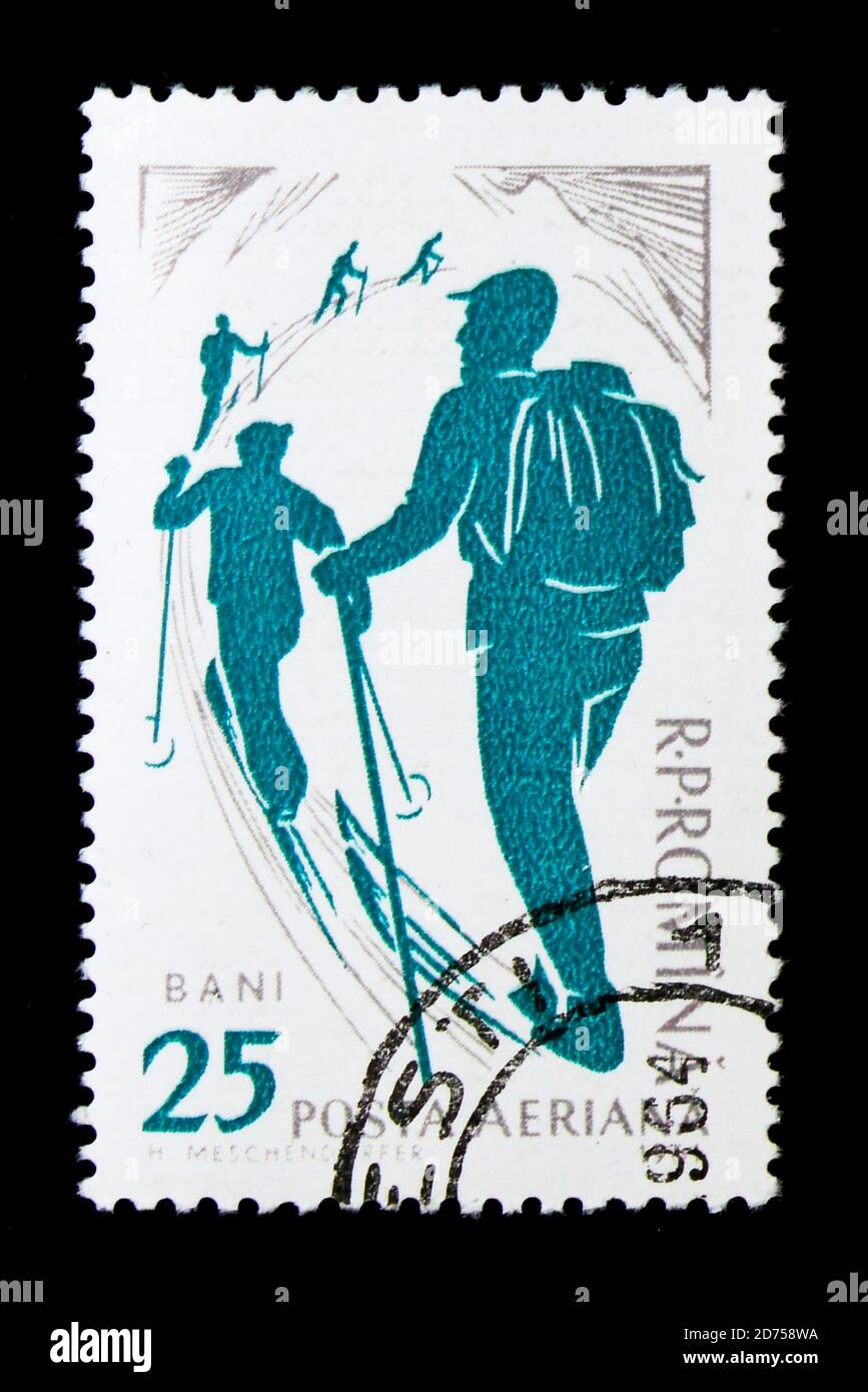 MOSCA, RUSSIA - 25 NOVEMBRE 2017: Un francobollo stampato in Romania mostra sciatori ascendenti, serie Winter Sport, circa 1961 Foto Stock