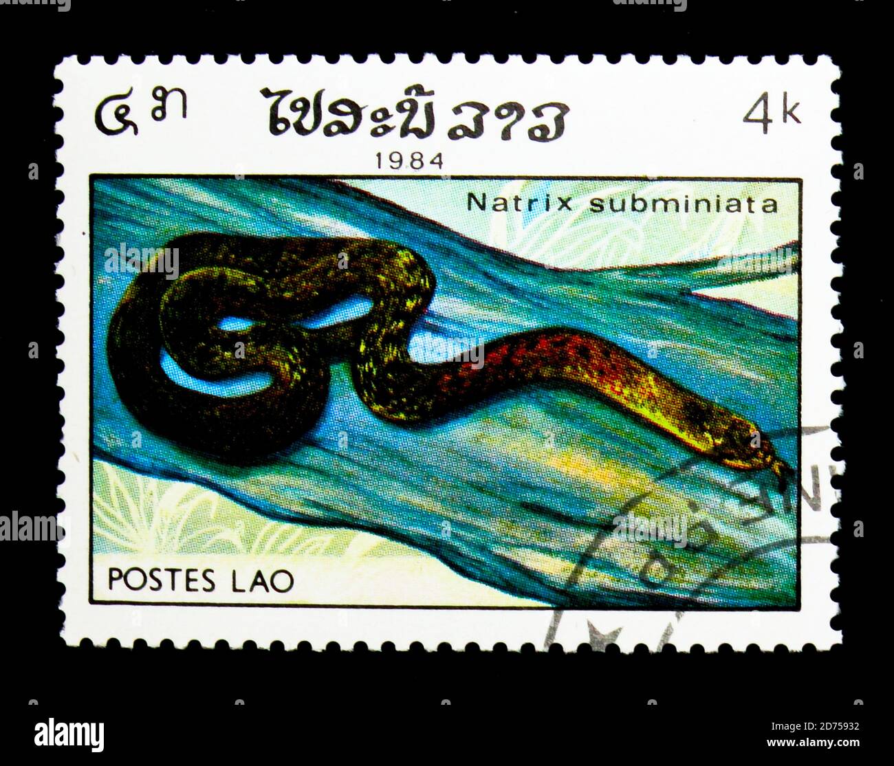 MOSCA, RUSSIA - 25 NOVEMBRE 2017: Un francobollo stampato nella Repubblica Democratica popolare del Laos mostra Keelback dal collo rosso (Rhabdophis subminiatus), rettili s. Foto Stock
