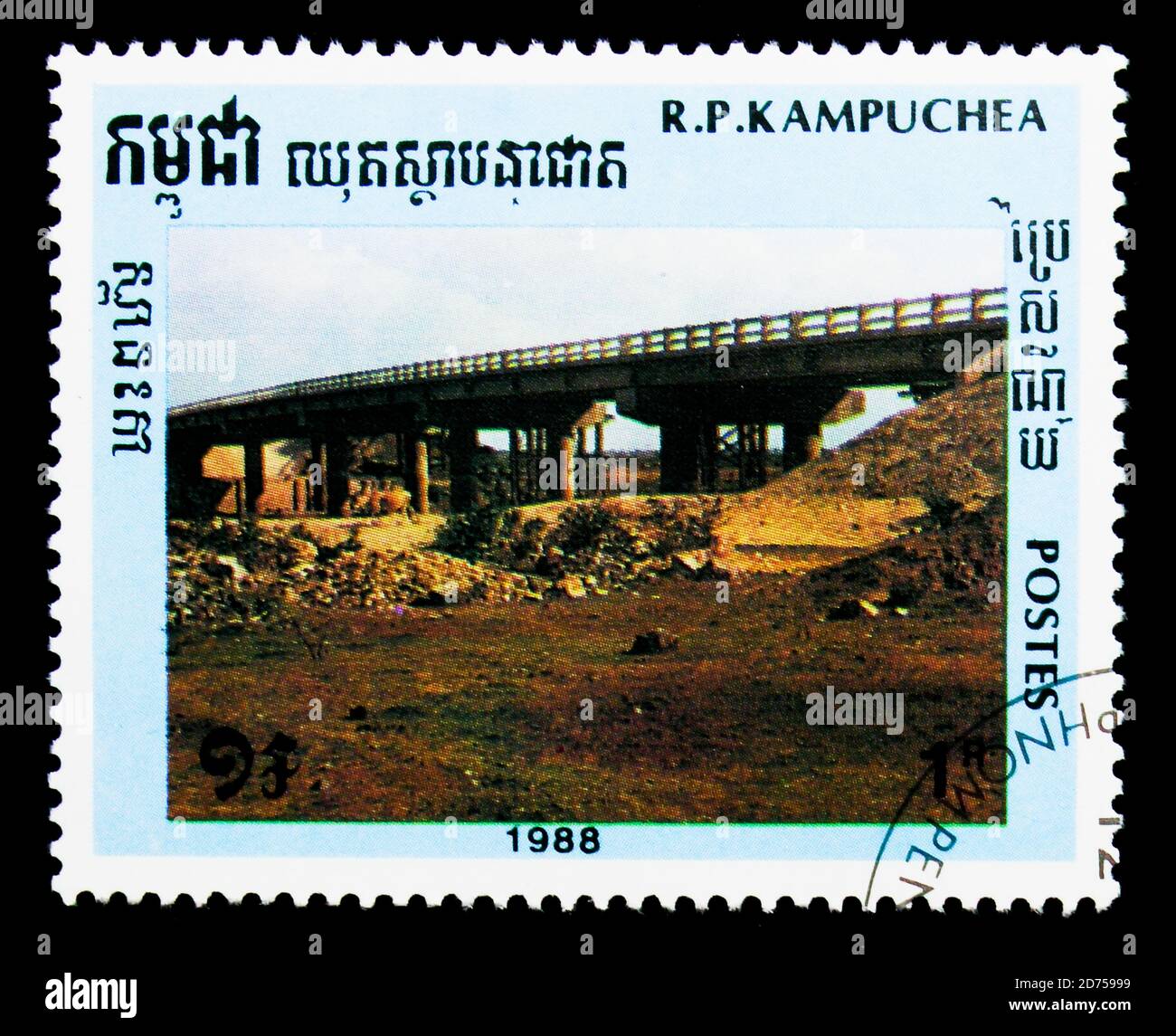 MOSCA, RUSSIA - 25 NOVEMBRE 2017: Un francobollo stampato in Cambogia mostra Bridge, serie, circa 1989 Foto Stock