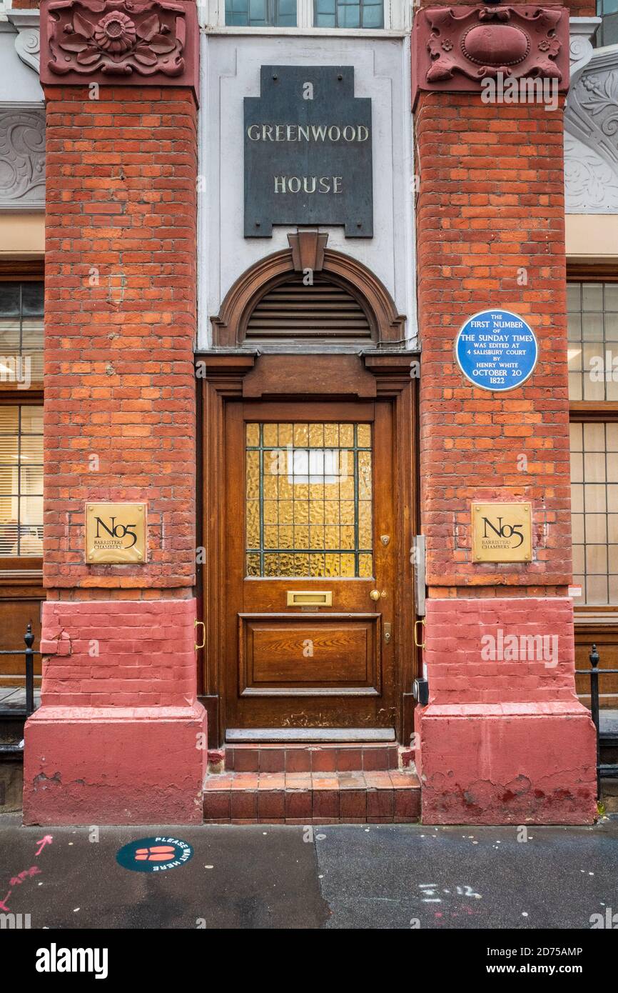 Greenwood House No.4 Salisbury Court Barristers Chambers. Targa blu che segna la prima copia del Sunday Times fu edita qui nel 1822 da Henry White. Foto Stock