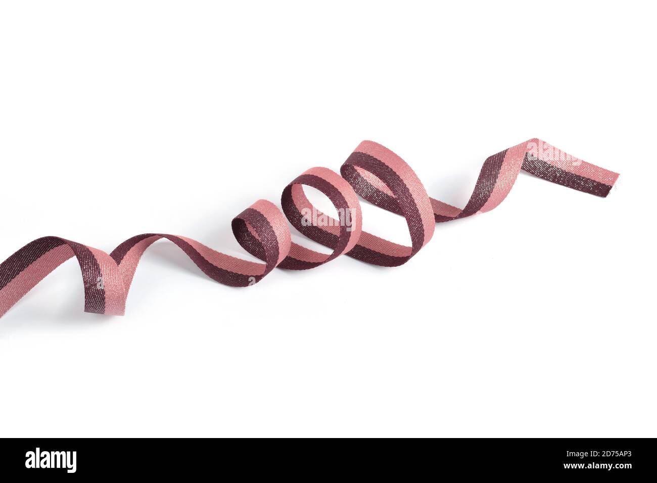 Nastro di cotone marrone rosa, nastro di reggiatura con arricciatura su sfondo bianco. Da utilizzare per cucire abiti, borse. Spazio per il testo. Foto Stock