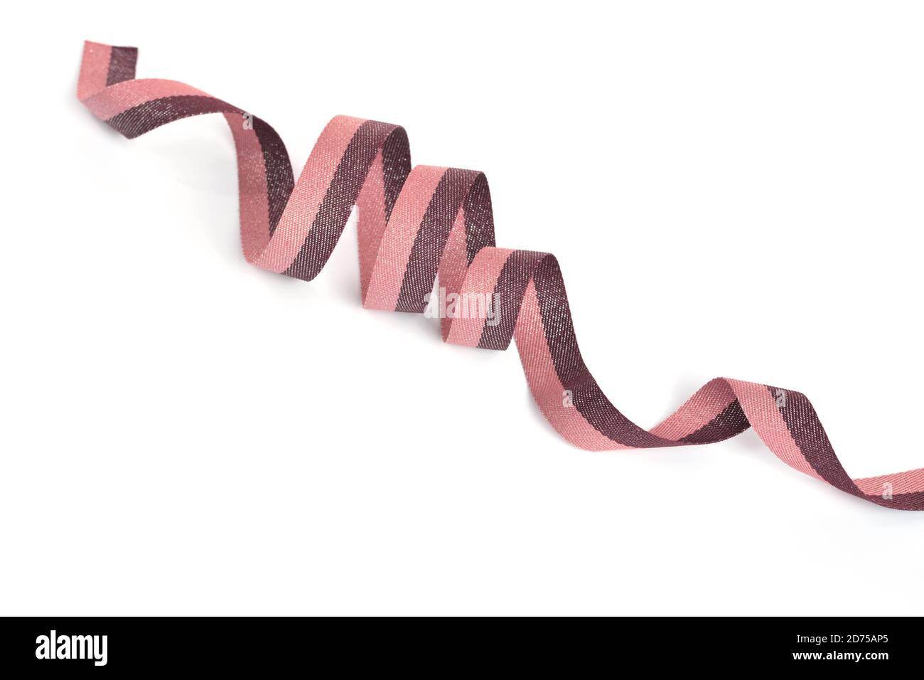 Nastro di cotone marrone rosa, nastro di reggiatura con arricciatura su sfondo bianco. Da utilizzare per cucire abiti, borse. Spazio per il testo. Foto Stock