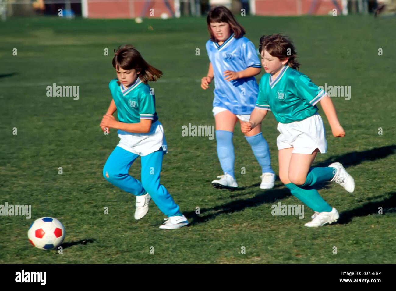 Le ragazze di età compresa tra 9 e 11 anni giocano a calcio o a calcio organizzato Foto Stock