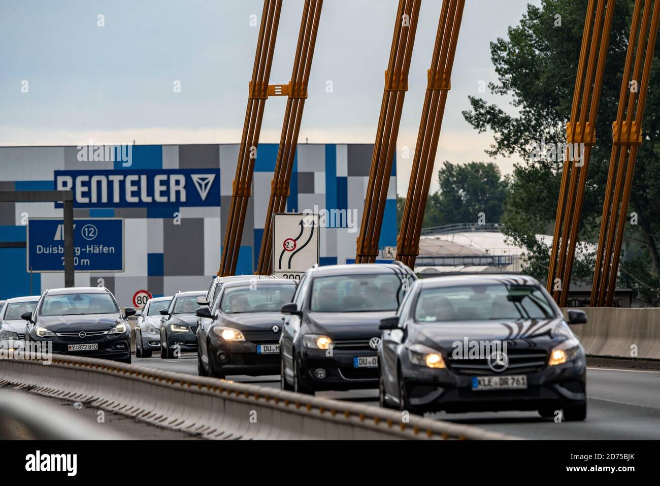 Autostrada A40 Ponte sul Reno Neuenkamp vicino a Duisburg, ponte stallato via cavo, con notevoli danni al ponte, crepe nelle travi, solo 4 delle 6 corsie sono Foto Stock