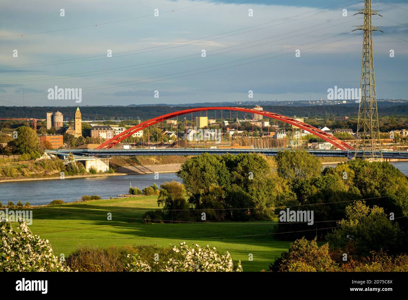 Il Reno vicino a Duisburg, Ponte della solidarietà, Moerser Strasse, Rheinhausen, Duisburg, NRW, Germania, Foto Stock