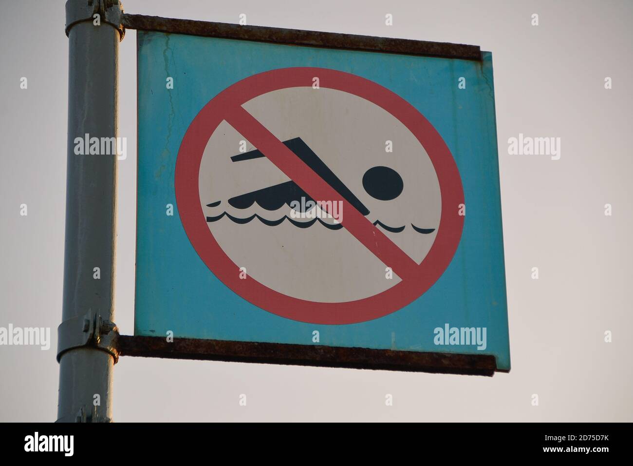 Non nuotare con il cartello postale Foto Stock