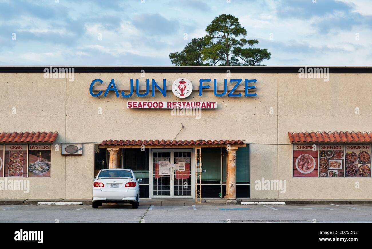 Houston, Texas/USA 10/14/2020: Esterno dell'edificio del ristorante di pesce Cajun Fuze a Houston, Texas, cucina fusion. Un parcheggio vuoto è in primo piano. Foto Stock