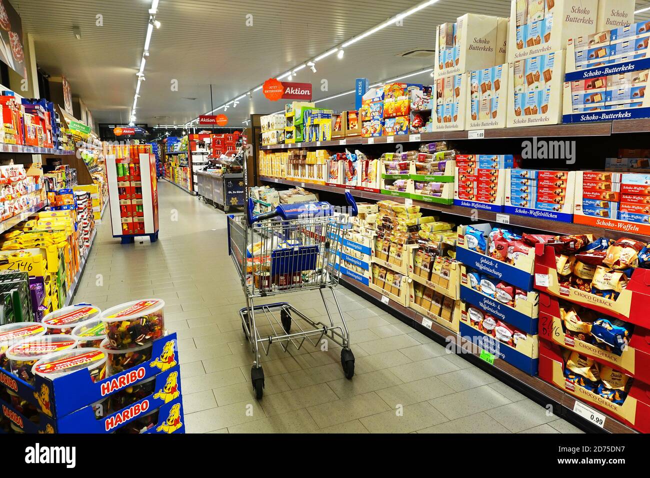 Corridoio con prodotti alimentari dolci di un supermercato Aldi Foto Stock