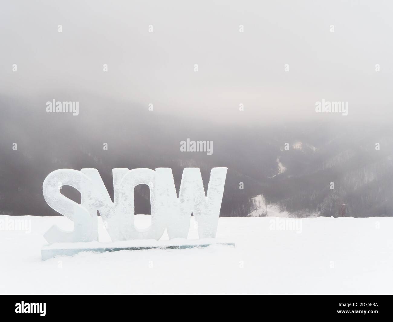 L'iscrizione neve tagliata da ghiaccio si trova sulla strada in una giornata nuvolosa grigia Foto Stock