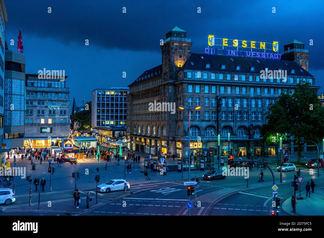 Willy Brandt Platz a Essen, Kettwiger Strasse, Handelshof, skyline serale, Essen, NRW, Germania, Foto Stock