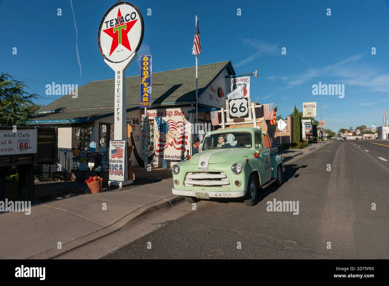 Seligman USA - Settembre 30 2015; Angel & Vilma Delgadillo's Original Route 66 Gift Shop coperto da vecchi cartelli con Dodge camion parcheggiato all'esterno sulla principale Foto Stock