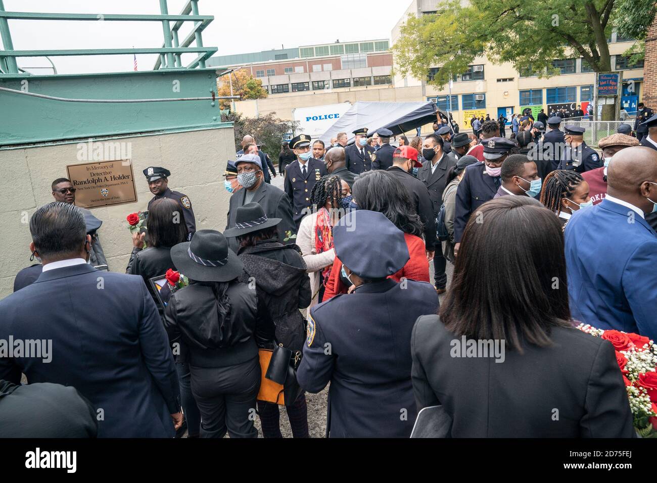 New York, Stati Uniti. 20 Ott 2020. I membri della famiglia e gli ufficiali di polizia frequentano la dedicazione del nome del ponte e l'installazione della targa in memoria del Randolph Holder ad Harlem, New York il 20 ottobre 2020. Ponte pedonale sopra Franklin D. Roosevelt Drive a 120th Street dove ufficiale Holder è stato ucciso nel 2015 collega Harlem Street e bici pubblica e passerella lungo il fiume Harlem. (Foto di Lev Radin/Sipa USA) Credit: Sipa USA/Alamy Live News Foto Stock