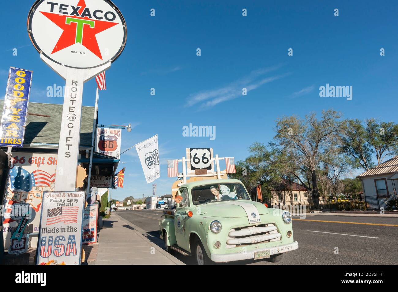 Seligman USA - Settembre 30 2015; Angel & Vilma Delgadillo's Original Route 66 Gift Shop coperto da vecchi cartelli con Dodge Truck parcheggiato e cartello Texaco Foto Stock