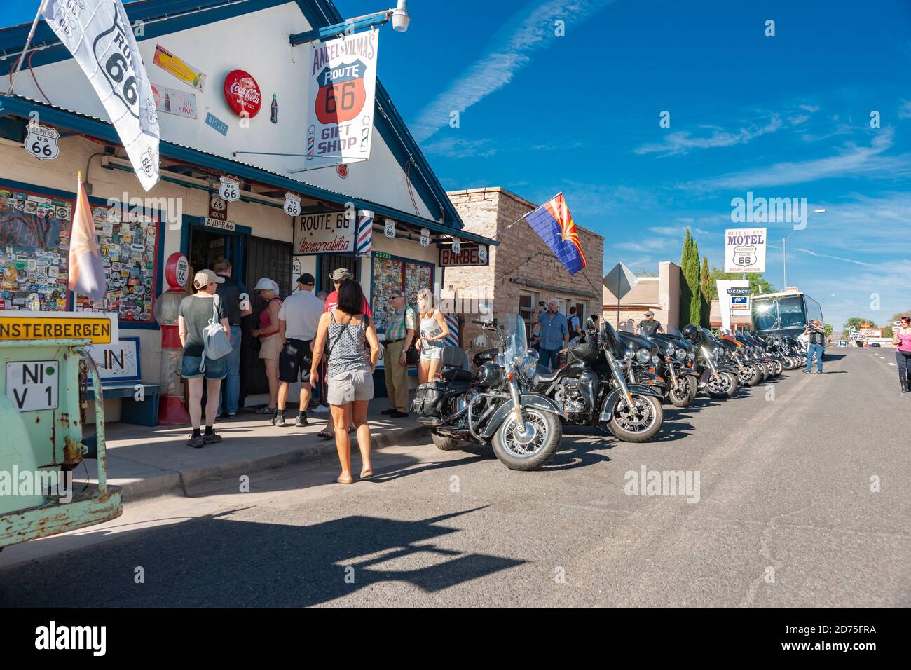 Seligman USA - Settembre 30 2015; Angel & Vilma Delgadillo's Original Route 66 Gift Shop con autobus e motociclisti turisti sulla strada fuori. Foto Stock