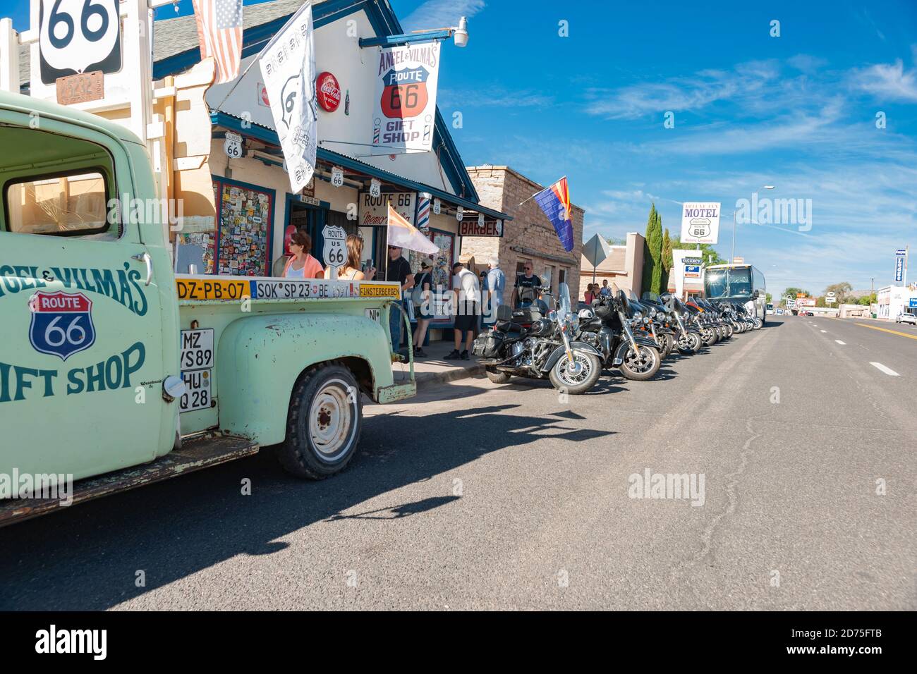 Seligman USA - Settembre 30 2015; Angel & Vilma Delgadillo's Original Route 66 Gift Shop con autobus e motociclisti turisti sulla strada fuori. Foto Stock