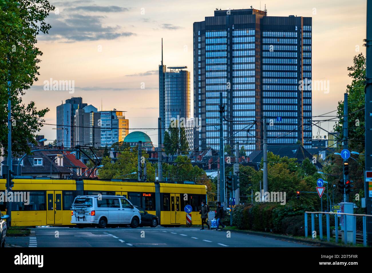 Skyline del centro di Essen, municipio, torre RWE, cupola della vecchia sinagoga, via Schützenbahn, Essen, NRW, Germania, Foto Stock