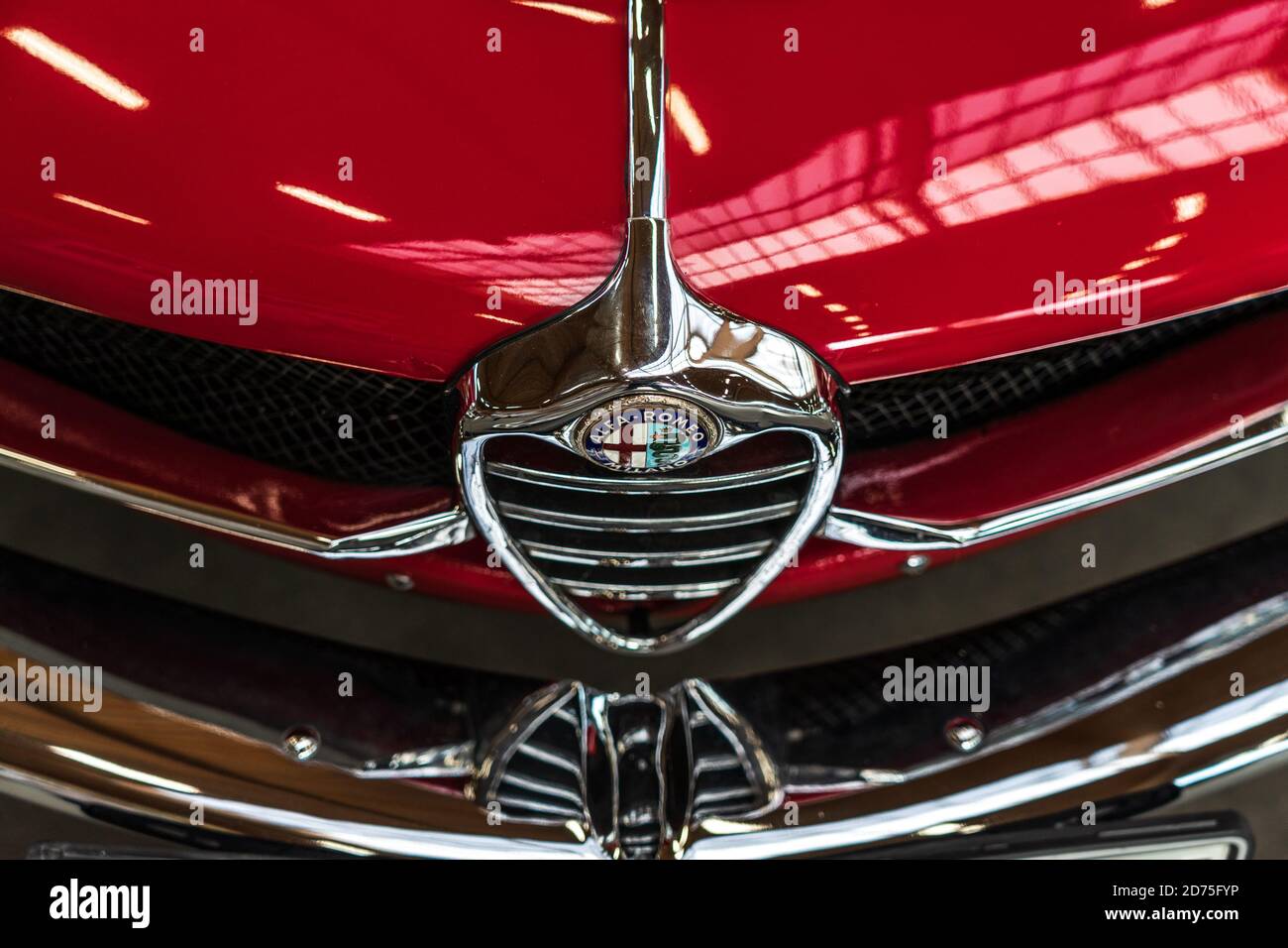 PAAREN IM GLIEN, GERMANIA - 03 OTTOBRE 2020: L'emblema anteriore della vettura sportiva Alfa Romeo Giulietta Sprint speciale. Coachbuilder Bertone. Foto Stock