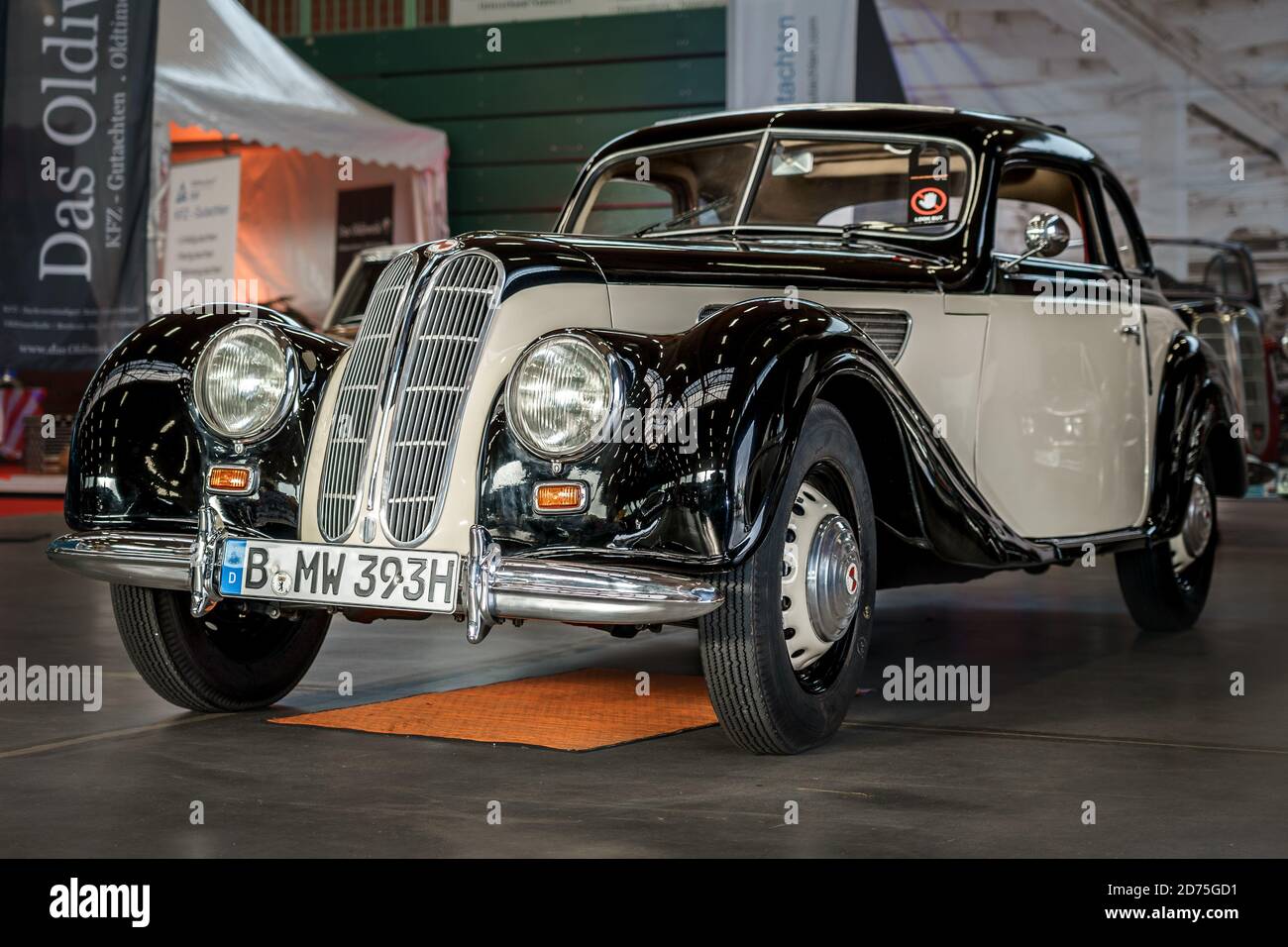 PAAREN IM GLIEN, GERMANIA - 03 OTTOBRE 2020: Grand Tourer CAR BMW (EMW) 327 Coupe, 1952. Die Oldtimer Show 2020. Foto Stock