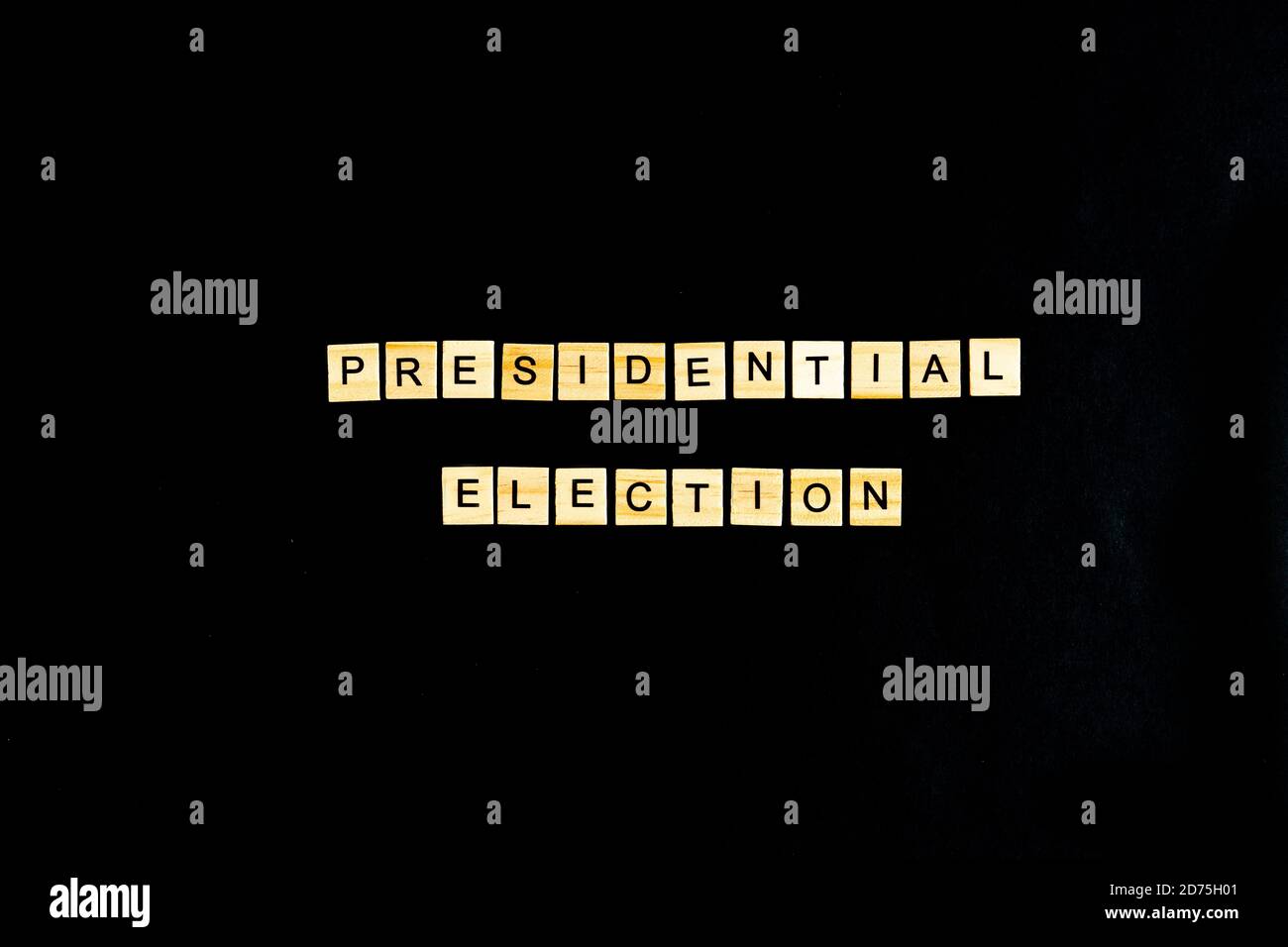 Lettere alle elezioni presidenziali, giorno delle elezioni, concetto delle elezioni americane, dibattito, voto, politica, candidati, lettere nere su un nero Foto Stock