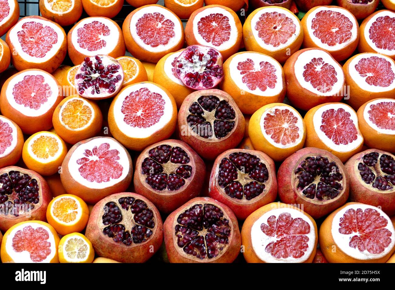 Melograno, arancia e pompelmo al mercato di strada di Istanbul, Turchia. Foto Stock