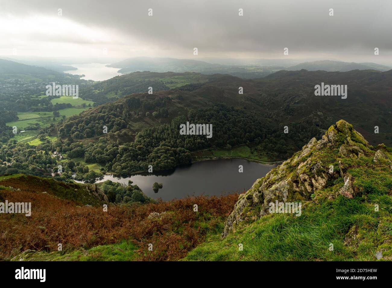 Vista dall'alto dell'acqua di Rydal da Nab Scar al Inizio del Fairfield Horseshoe Foto Stock